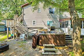 Pocono Getaway: Hot Tub, Community Lake Access!