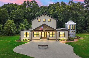 Kouts Home: High-end Retreat in Secluded Setting