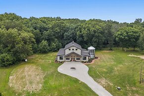 Kouts Home: High-end Retreat in Secluded Setting