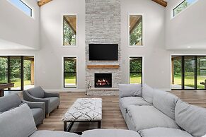 Kouts Home: High-end Retreat in Secluded Setting