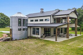 Kouts Home: High-end Retreat in Secluded Setting