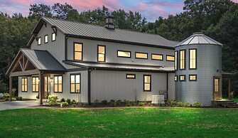 Kouts Home: High-end Retreat in Secluded Setting