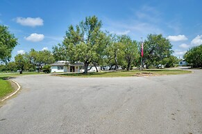 Texas Ranch Retreat: Swim On-site