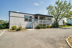 Texas Ranch Retreat: Swim On-site