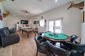 Texas Ranch Retreat: Swim On-site