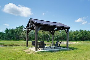 Texas Ranch Retreat: Swim On-site