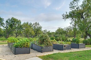 Pet-friendly Hill Country Hideaway w/ Deck
