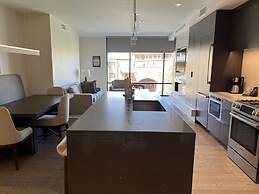Luxury 2 Bedroom Ski in Ski Out 2 Condo