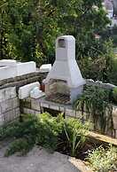 Apartment and Rooms Luka