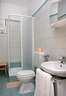 Apartment and Rooms Luka