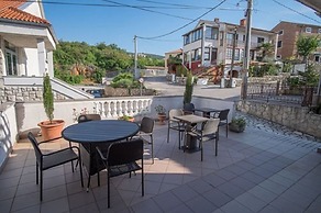 Apartment and Rooms Luka