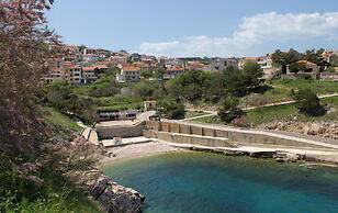 Apartment and Rooms Luka