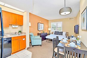 Condo Near Universal Studios With Pool , Hot Tub
