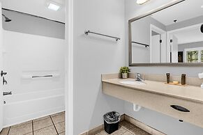 Condo Near Universal Studios With Pool , Hot Tub