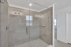 Upstay - Spacious Lakefront Home Near Disney