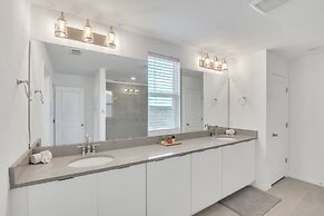 Upstay - Spacious Lakefront Home Near Disney