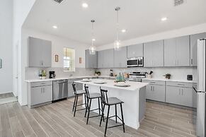 Upstay - Spacious Lakefront Home Near Disney