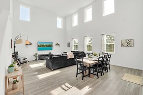 Upstay - Spacious Lakefront Home Near Disney