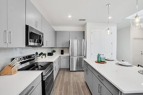 Upstay - Spacious Lakefront Home Near Disney