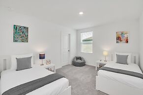 Upstay - Spacious Lakefront Home Near Disney