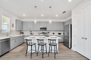 Upstay - Spacious Lakefront Home Near Disney