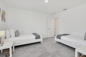 Upstay - Spacious Lakefront Home Near Disney