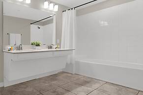 Upstay - Modern Condo With Gorgeous Patio Views