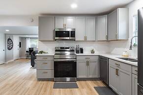 Upstay - Bungalow w Games Golf Fire and Patio