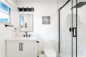 Upstay - Bungalow w Games Golf Fire and Patio