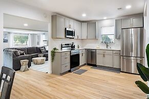 Upstay - Bungalow w Games Golf Fire and Patio