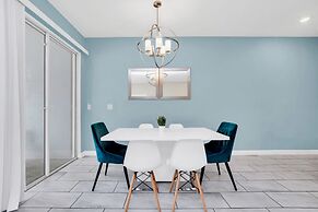 Upstay - Modern Home w Pool Near Disney