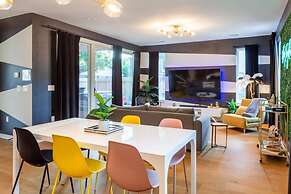 Hot Tub Time Machine Clubhouse DT 6 Min Drive