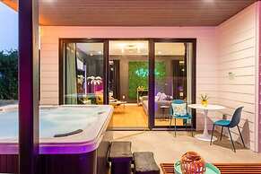 Hot Tub Time Machine Clubhouse DT 6 Min Drive