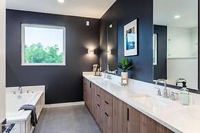 Hot Tub Time Machine Clubhouse DT 6 Min Drive