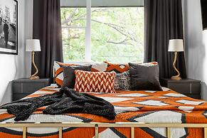 Disco Den w Hot Tub 6 min Walk to Rainey St