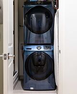 Disco Den w Hot Tub 6 min Walk to Rainey St