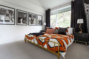 Disco Den w Hot Tub 6 min Walk to Rainey St