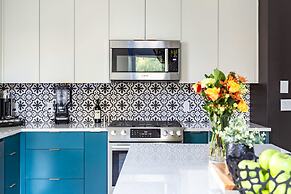 Disco Den w Hot Tub 6 min Walk to Rainey St