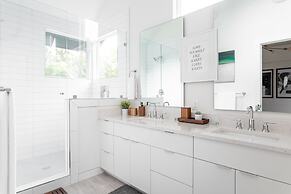 Disco Den w Hot Tub 6 min Walk to Rainey St