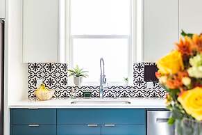 Disco Den w Hot Tub 6 min Walk to Rainey St