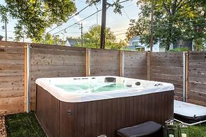 Disco Den w Hot Tub 6 min Walk to Rainey St