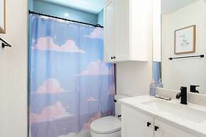 Eastside Home w Killer Yard - Golf Pool Firepit