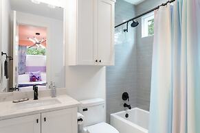 Eastside Home w Killer Yard - Golf Pool Firepit