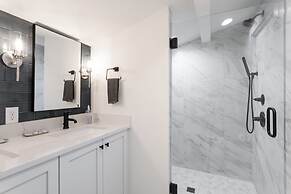 Eastside Home w Killer Yard - Golf Pool Firepit