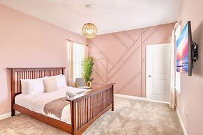 Upstay Resort Home w Pool Hot Tub Air Hockey