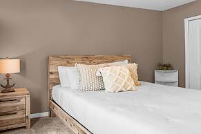 Upstay - Unbeatable Location Condo w Garden Patio