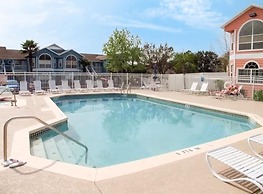 Upstay - Unbeatable Location Condo w Garden Patio