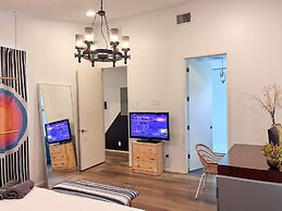 ATX Icon Mansion Rainey Street 6 min Walk