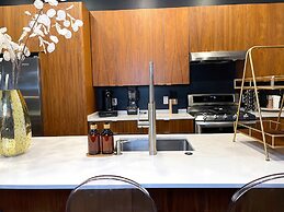 ATX Icon Mansion Rainey Street 6 min Walk