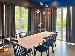 ATX Icon Mansion Rainey Street 6 min Walk